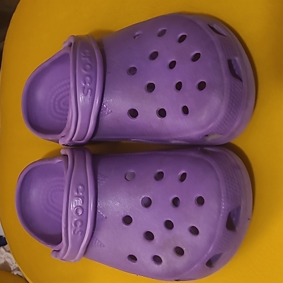 CROCS Shoes - 𝅺PURPLE 💜😎 CROCS - USED- STILL HAVE LIFE LEFT. SIZE 6M/8W